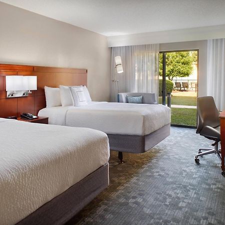 Courtyard By Marriott Fayetteville Bagian luar foto
