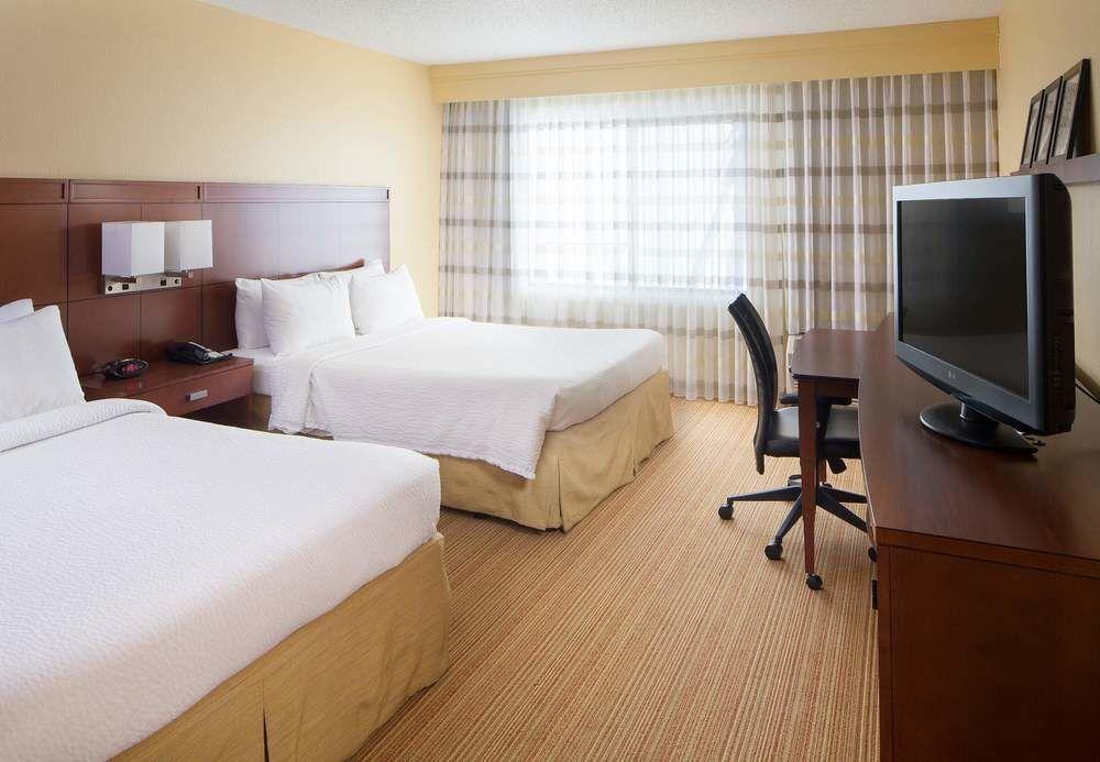 Courtyard By Marriott Fayetteville Bagian luar foto