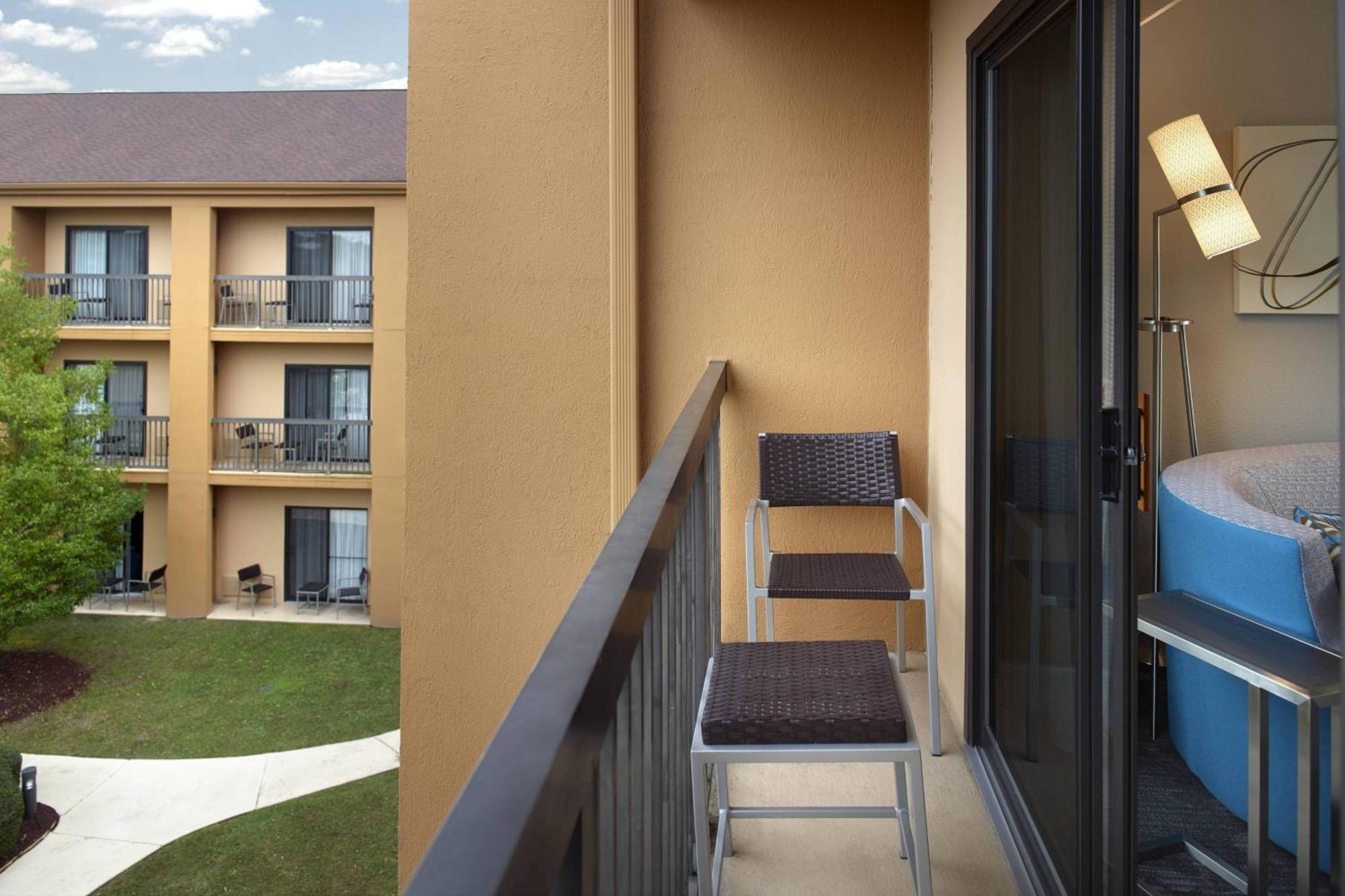 Courtyard By Marriott Fayetteville Bagian luar foto