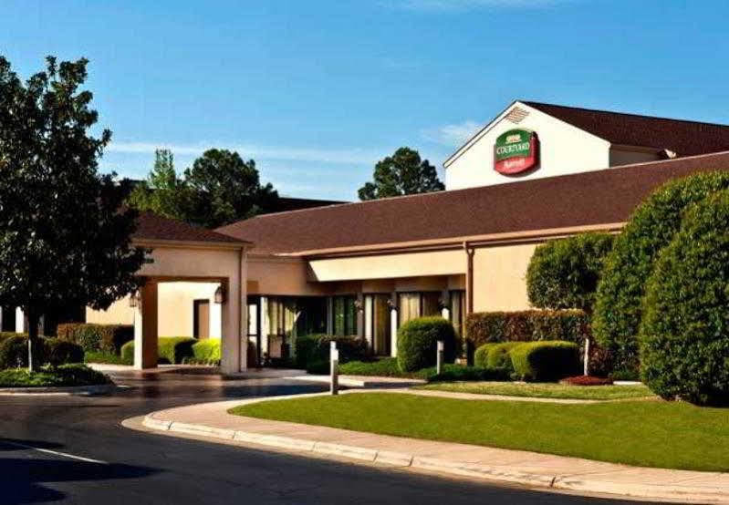 Courtyard By Marriott Fayetteville Bagian luar foto