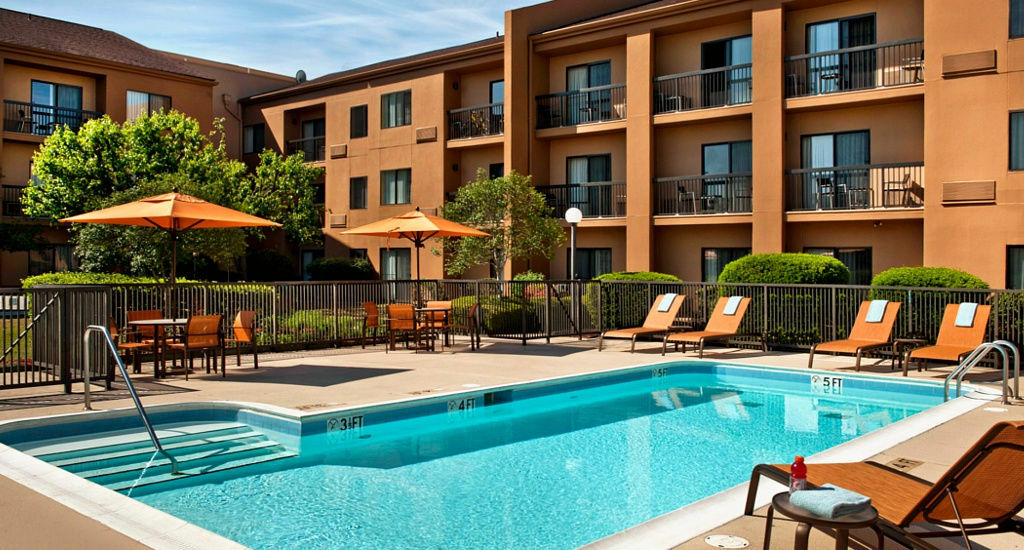 Courtyard By Marriott Fayetteville Bagian luar foto